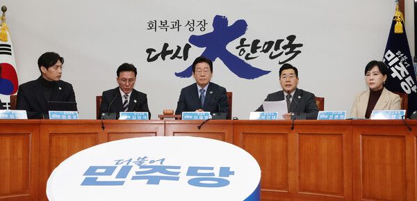 더불어민주당 박찬대 원내대표(오른쪽 두번째)가 22일 국회에서 열린 최고위원회의에서 발언하고 있다. [사진= 연합뉴스]