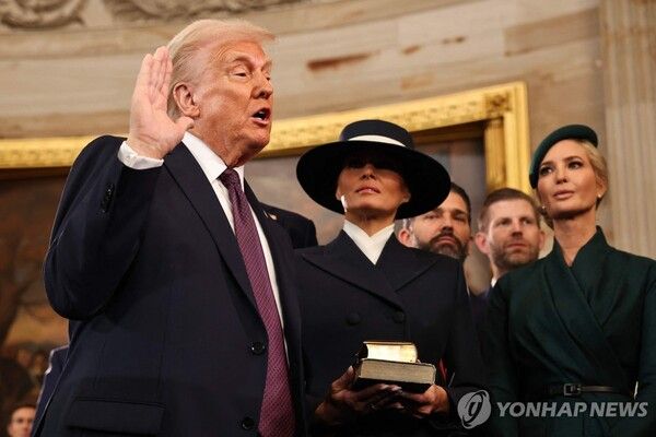 취임 선서하는 트럼프 대통령 [사진=AFP=연합뉴스]