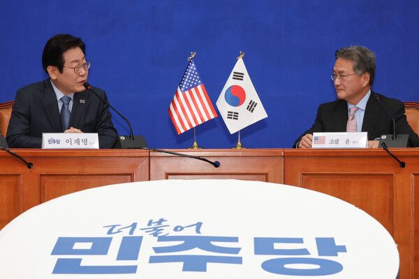 더불어민주당 이재명 대표가 22일 서울 여의도 국회 당 대표 회의실에서 조셉 윤 주한미국대사대리를 접견하고 있다. [사진= 연합뉴스]