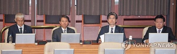 23일 가 열린 국회 본회의에 천대엽 법원행정처 처장(왼쪽부터), 김정원 헌법재판소 사무처장, 오동운 고위공직자범죄수사처 처장, 이호영 경찰청장 직무대행이 출석하고 있다. [사진= 연합뉴스]