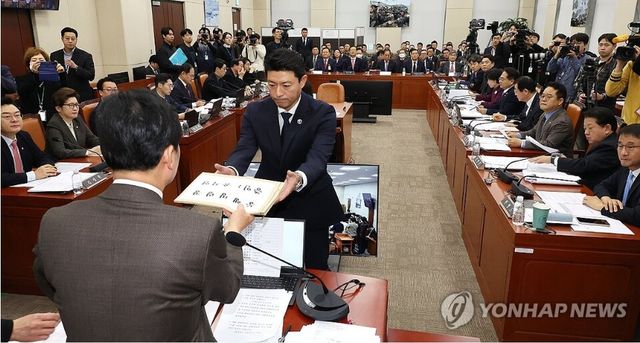 22일 서울 여의도 국회에서 열린 '윤석열 정부의 비상계엄 선포를 통한 내란 혐의 진상규명 국정조사 특별위원회' 1차 청문회에서 안규백 위원장이 '윤석열 대통령 동행명령장'을 발부하고 있다. [사진=연합뉴스]