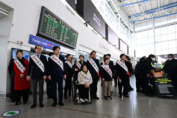 국민의힘 권영세 비상대책위원장, 권성동 원내대표가 24일 오전 서울역에서 설 귀성 인사를 하고 있다. [사진= 연합뉴스]