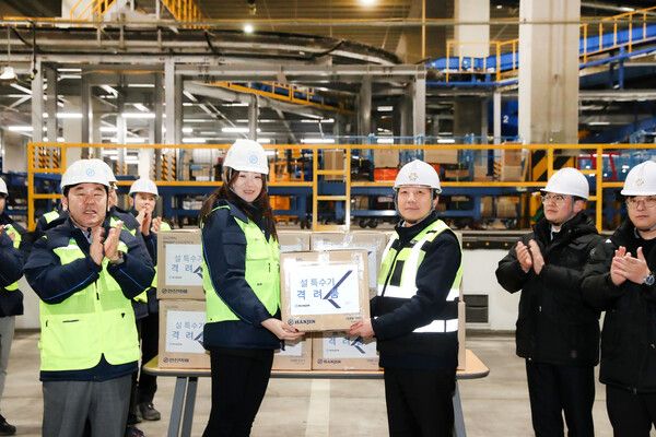 조현민 한진 사장(왼쪽 두 번째)이 현장을 찾아 격려품을 전달하고 있다. [사진=한진]