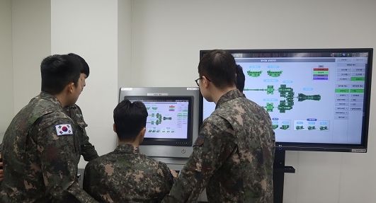 해군 교육생들이 국방기술진흥연구소 및 한화시스템으로부터 증여 받은 함정 추진체계 상태기반진단체계(CBMS)를 시험 운용하고 있다. [사진=한화시스템]