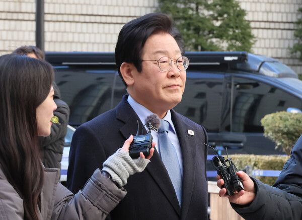 더불어민주당 이재명 대표가 23일 서울 서초구 서울고등법원에서 열린 공직선거법 위반 사건 항소심 첫 재판에 출석하고 있다. 2025.1.23 [사진=연합뉴스]