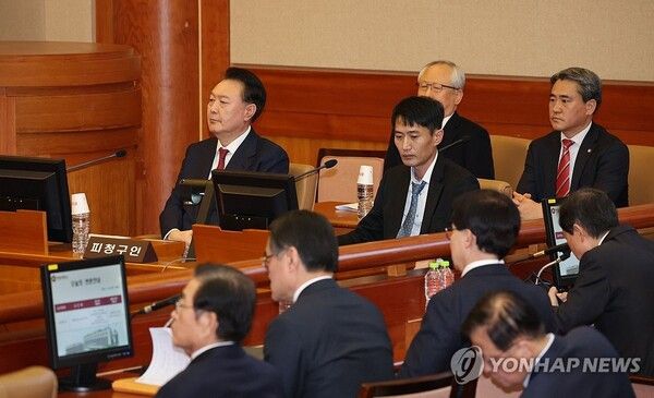 &nbsp;윤석열 대통령이 23일 서울 종로구&nbsp;헌법재판소에서 열린 탄핵심판 4차 변론에 출석해 있다. [사진=연합뉴스]