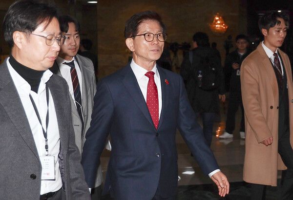 김문수 고용노동부 장관이 11일 서울 여의도 국회 본회의장으로 향하고 있다. 2024.12.11 [사진=연합뉴스]