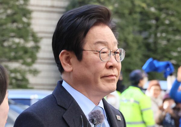 더불어민주당 이재명 대표가 23일 서울 서초구 서울고등법원에서 열린 공직선거법 위반 사건 항소심 첫 재판에 출석하고 있다. 2025.1.23 [사진=연합뉴스]