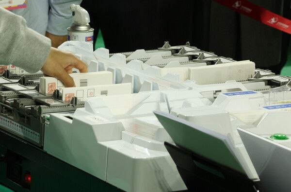 제22대 국회의원 선거일인 10일 오후 울산시 남구 문수체육관에 마련된 개표소에서 투표용지 분류 작업이 이뤄지고 있다. 2024.4.10 [사진=연합뉴스]