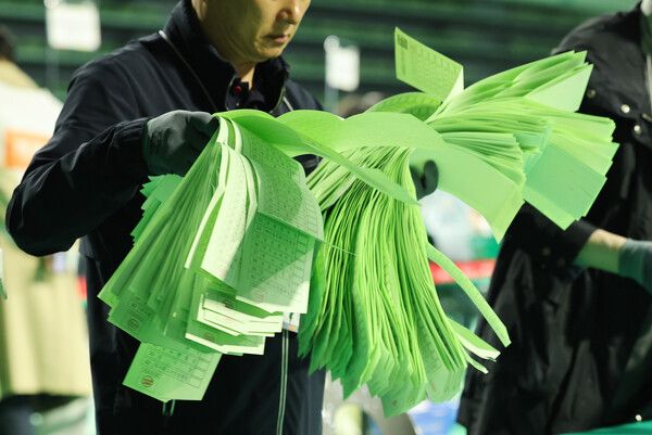 제22대 국회의원 선거일인 10일 오후 울산시 남구 문수체육관에 마련된 개표소에서 개표 작업이 이뤄지고 있다. 2024.4.10 [사진=연합뉴스]