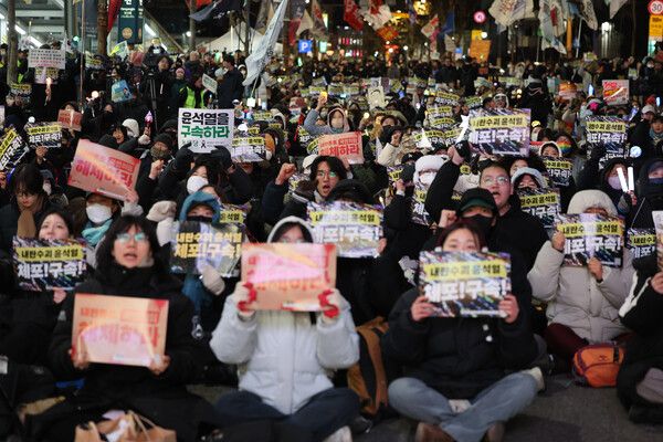 윤석열 대통령에 대한&nbsp;체포영장 발부 사흘째인 2일 서울 용산구 한남동 대통령 관저 인근에서 윤석열즉각퇴진·사회대개혁 비상행동 주최로 열린 탄핵 지지 집회에서 참가자들이 대통령&nbsp;체포&nbsp;및 구속을 촉구하고 있다. [사진=연합뉴스]
