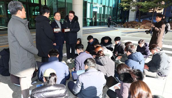 &nbsp;윤석열 대통령 측 윤갑근 변호사가 지난 31일 오전 서울 서초구 서울고검 앞에서 기자간담회를 열고 법원의 윤 대통령에 대해 청구한&nbsp;체포영장 발부 관련 입장을 말하고 있다.[사진=연합뉴스]