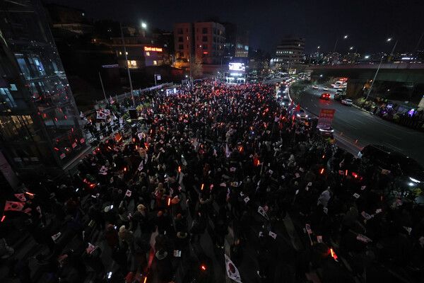 윤석열 대통령에 대한&nbsp;체포영장 발부 사흘째인 2일 서울 용산구 한남동 대통령 관저 인근에서 탄핵 반대 집회가 열리고 있다. [사진=연합뉴스]