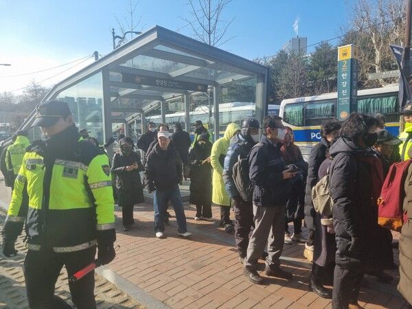 관저 인근에 모여드는 시민들 [사진=폴리뉴스 김민주 기자]