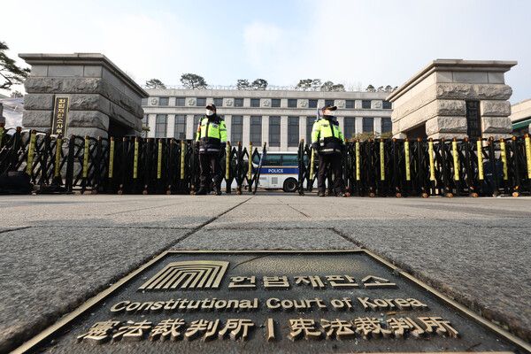 윤석열 대통령의 탄핵심판 4차 변론기일을 하루 앞둔 22일 오후 서울 종로구 헌법재판소 앞에서 경찰이 경계 근무를 서고 있다. 2025.1.22 [사진=연합뉴스]