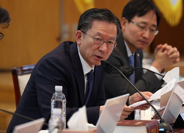 더불어민주당 정성호 의원이 24일 한국은행 대구경북본부에서 열린 국회 기획재정위원회의 한국은행 대구경북본부·포항본부, 대구지방국세청, 대구본부세관, 대구조달청, 동북지방통계청에 대한 국정감사에서 질의하고 있다. 2024.10.24 [사진=연합뉴스]