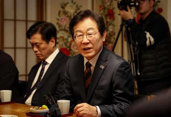 더불어민주당 이재명 대표가 설 연휴 마지막 날인 30일 오후 경남 양산시 하북면 평산마을 문재인 전 대통령 사저를 방문해 문 전 대통령과 대화하고 있다. 2025.1.30 [더불어민주당 제공. 재판매 및 DB 금지] [사진=연합뉴스]