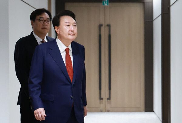 윤석열 대통령이 10일 서울 용산 대통령실에서 '대외여건 변화에 따른 긴급 경제·안보 점검회의'에 참석하고 있다. 왼쪽은 정진석 대통령 비서실장. 2024.11.10 [사진=연합뉴스]