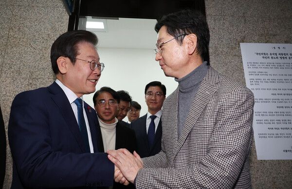 독일에서 유학 중인 김경수 전 경남도지사(오른쪽)가 5일 오후 급거 귀국해 국회를 방문, 더불어민주당 이재명 대표와 만난 뒤 나와 인사하고 있다. 김 전 지사는 이달 중 독일 유학을 마치고 미국으로 건너간 뒤 내년 2월께 귀국 예정이었으나, 긴급한 국내 정치 상황에 대처하기 위해 귀국을 앞당겼다고 김 전 지사 측은 전했다. 2024.12.5 [사진=연합뉴스]