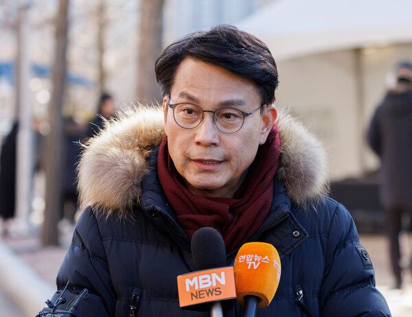 내란 우두머리와 직권남용 권리행사 방해 혐의를 받는 윤석열 대통령이 경기 과천시 정부과천청사 내 고위공직자범죄수사처에 체포돼 조사받고 있는 15일 오후 국민의힘&nbsp;윤상현&nbsp;의원이 공수처 앞에서 취재진 질문에 답하고 있다. [사진=연합뉴스]