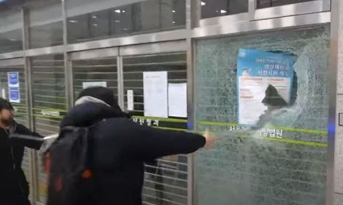 법원 침입해 유리문 부수는 지지자들 [사진=유튜브 '락TV' 갈무리]