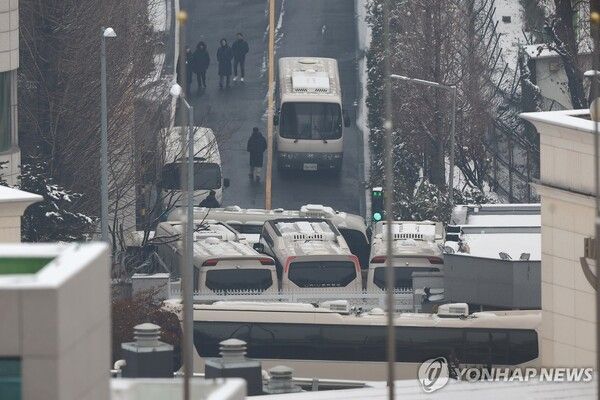 버스로 막힌 관저 입구 [사진=연합뉴스]
