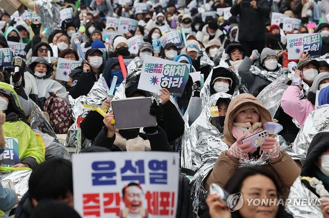 윤 대통령 체포영장 기한 하루를 앞둔 5일 폭설에도 한남동 관저 앞에는 '尹즉각 체포'를 외치는 시민들의 집회가 계속됐다. 그러나 공수처는 이날 체포영장 재집행에 나서지 않겠다는 입장을 밝혔다. [사진=연합뉴스]