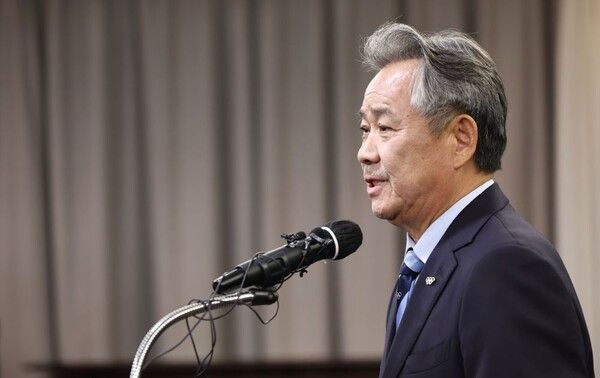 수천만원 상당의 후원 물품을 임의로 지인에게 제공하고, 사적으로 사용한 혐의에, 직원들에게 폭언을 일삼고, 문화체육관광부 장관에 대해서 부적절한 발언까지 했던 것으로 알려진 이기흥 대한체육회장이 차기 대한체육회장 선거에 출마한다. [사진=연합뉴스]