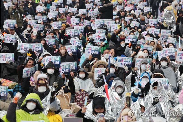 폭솔의 영하날씨에도 '윤 대통령의 즉각 체포'를 외치는 시민들이 2박3일 철야농성을 진행하고 있다. [사진=연합뉴스]&nbsp;