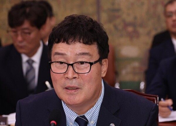 김택규 대한배드민턴협회장은 보조금법 위반과 직장 내 괴롭힘 등의 혐의로 문체부로부터 해임 요구를 받았음에도, 물러나지 않고 차기 회장 선거에 나선다. 사진은 지난해 국회에서 열린 문화체육관광위원회 전체회의에서 의원 질의에 김택규 회장이 답변하고 있는 모습. [사진=연합뉴스]