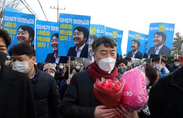 내란 선동죄로 대전교도소에 수감 중인 이석기 전 통합진보당 의원이 만기 출소를 1년 반 정도 앞둔 24일 가석방됐다. 이 전 의원이 꽃다발을 들고 이날 오전 대전교도소를 나서고 있다. 2021.12.24 [사진=연합뉴스]
