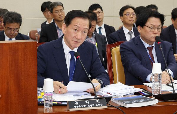 24일 오전 열린 국회 과학기술정보방송통신위원회의 국정감사에 출석한 류희림 방송통신심의위원회 위원장(왼쪽)이 의원 질의에 답변하고 있다. 2024.10.24 [사진=연합뉴스]