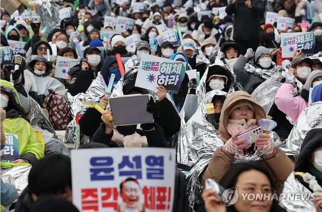 서울 용산구 대통령 관저 앞에는 윤 대통령 체포, 구속을 외치는 진보단체와 시민들의 집회가 계속되고 있다. [사진=연합뉴스]&nbsp;