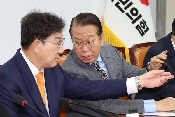 국민의힘&nbsp;권영세&nbsp;비상대책위원장(오른쪽)과 권성동 원내대표가 6일 오전 서울 여의도 국회에서 열린 비상대책위원회의에서 대화하고 있다. [사진=연합뉴스]