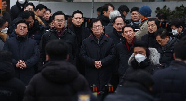 윤석열 대통령의 체포영장 유효기간 만료일인 6일 오전 서울 용산구 한남동 대통령 관저 앞에 국민의힘 유상범, 이만희 등 의원들이 대기하고 있다. 2025.1.6 [사진=연합뉴스]