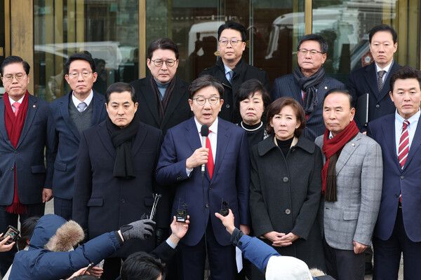 국민의힘&nbsp;권성동&nbsp;원내대표와 4선 이상 중진 의원, 국회 법제사법위원회 소속 의원들이 6일 오후 서울 종로구 헌법재판소에 윤석열 대통령 탄핵소추 사유에서 내란죄를 철회한 것과 관련해 항의방문한 뒤 입장을 밝히고 있다. [사진=연합뉴스]