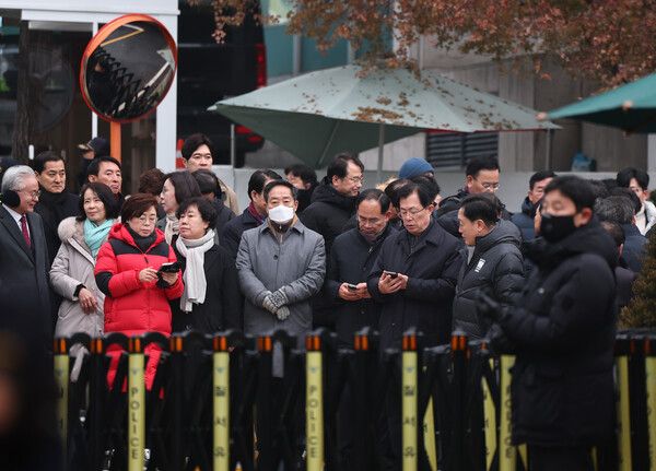윤석열 대통령의 체포영장 유효기간 만료일인 6일 오전 서울 용산구 한남동 대통령&nbsp;관저&nbsp;앞에&nbsp;국민의힘&nbsp;의원들이 모여 있다. [사진=연합뉴스]