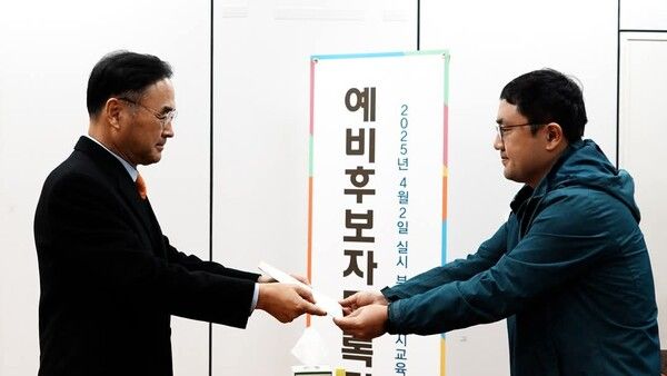 차정인 전 부산대 총장(왼쪽)이 6일 오전 부산선관위에 예비후보 등록을 했다.[사진제공=최보필 특보]