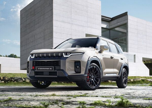 KG모빌리티가 2025년 상반기 토레스 하이브리드 모델을 해외업체와 협력해 출시할 것이라고 예상되는 가운데, 업계는 해당 전략을 '현실적'이라고 평가했다. 사진은 토레스 차량. [사진=KG모빌리티]