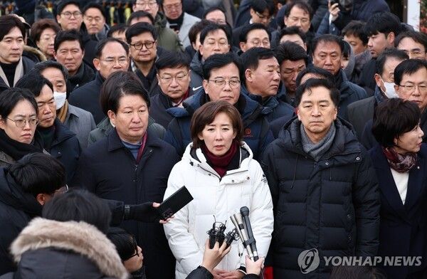 국민의힘 지지층이 결집하며 정당 지지율이 오름세를 보이는 여론조사 결과가 나왔다 [사진=연합뉴스]