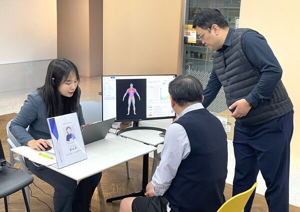 대웅제약은 최근 임직원들을 대상으로 디지털 의료기기를 활용한 사내 건강검진을 진행했다. [사진=대웅제약]