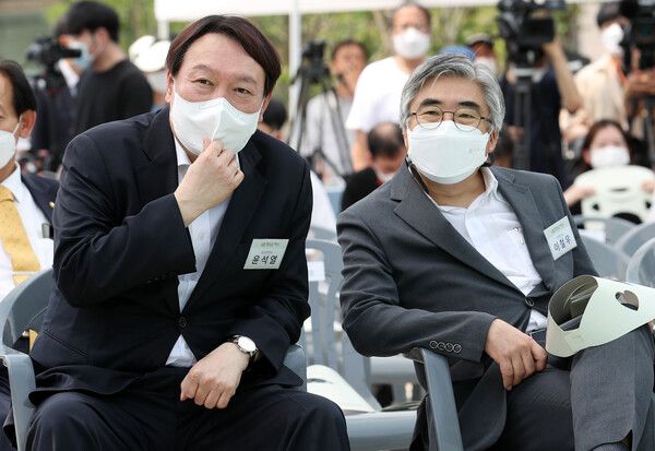 윤석열 전 검찰총장(왼쪽)이 9일 오후 서울 남산예장공원 개장식에서 이철우 연세대 교수와 대화하고 있다. 2021.6.9 [사진=연합뉴스]