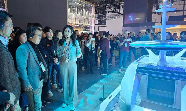 유영상&nbsp;SKT&nbsp;대표가 7일(현지시간) 미국 라스베이거스 컨벤션센터에서 개막한 CES 2025의 삼성전자 전시관을 둘러보고 있다 [사진=연합뉴스]