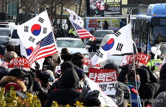7일 오후 대통령 관저 앞에서 탄핵반대, 尹체포반대 집회가 열리고 있다. [사진=연합뉴스]