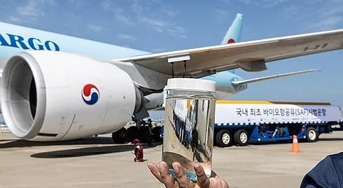 실증 운항을 위해 급유 되는 바이오항공유(SAF) [사진=대한항공/연합뉴스]