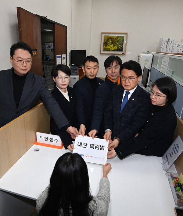야6당 의원들이 9일 오전 서울 여의도 국회 의안과에서 내란 특검법을 제출하고 있다. 왼쪽부터 개혁신당 천하람 원내대표, 진보당 전종덕 의원, 더불어민주당 김용민 원내정책수석부대표, 사회민주당 한창민 대표, 조국혁신당 황운하 원내대표, 기본소득당 용혜인 대표. [사진= 연합뉴스]