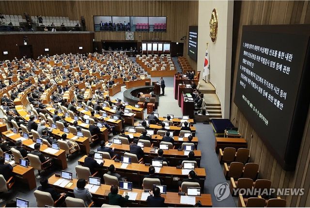 국회는 8일 본회의를 열고 내란특검법, 김건희특검법 등 이른바 '쌍특검' 재의결 표결을 했으나 가결의석 200석을 모두 넘기지 못해 결국 두개 법안 모두 부결, 폐기됐다.&nbsp; 김석우 법무부 장관 직무대행이 내란 특검법, 김건희 특검법에 대한 재의 요구 이유를 설명하고 있다. [사진=연합뉴스]