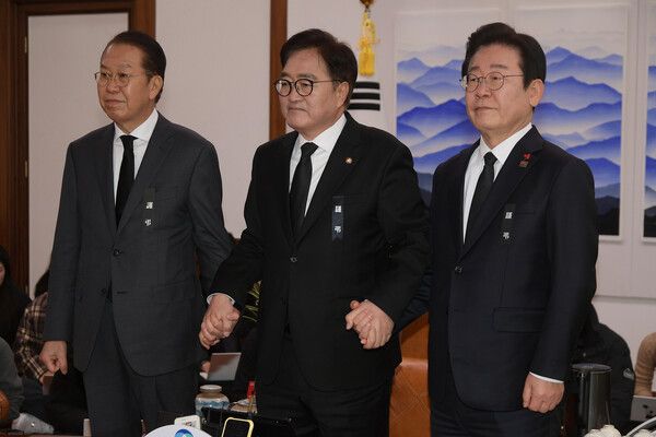 국민의힘 권영세 비상대책위원장(왼쪽부터),&nbsp;우원식&nbsp;국회의장, 더불어민주당&nbsp;이재명&nbsp;대표가 31일 오후 서울 여의도 국회 의장실에서 회동 전 기념 촬영하고 있다. [사진=연합뉴스]