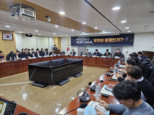 ‘사모펀드의 적대적 M&A 무엇이 문제인가’라는 주제로 열린 긴급 토론회에서 민병덕 의원을 비롯한 참석자들은 국가기간산업을 책임지고 있는 고려아연과 같은 기업에 대한 적대적 M&A를 막을 수 있는 제도가 필요하다는데 뜻을 같이 했다. [사진=민병덕 국회의원실]