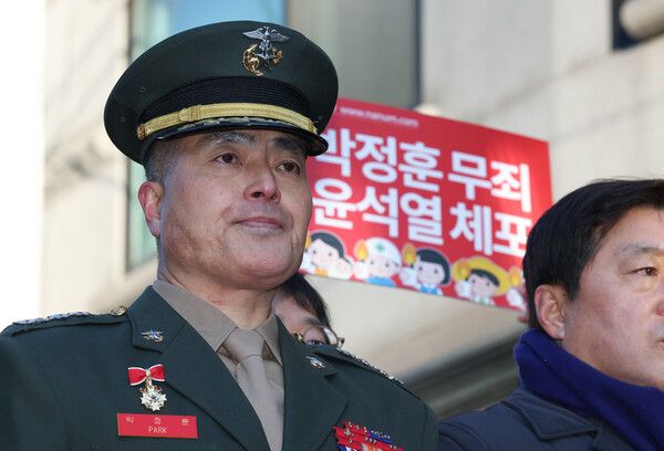 해병대 채모 상병 순직 사건과 관련해 항명과 상관명예훼손 혐의로 기소된 박정훈 전 해병대 수사단장이 9일 오전 서울 용산구 국방부 군사법원 인근에서 1심 선고 공판에 앞서 열린 기자회견에 참석하고 있다. 2025.1.9 [사진=연합뉴스]
